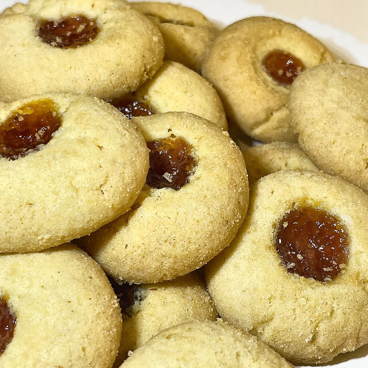 Biscotti con marmellata di albicocca