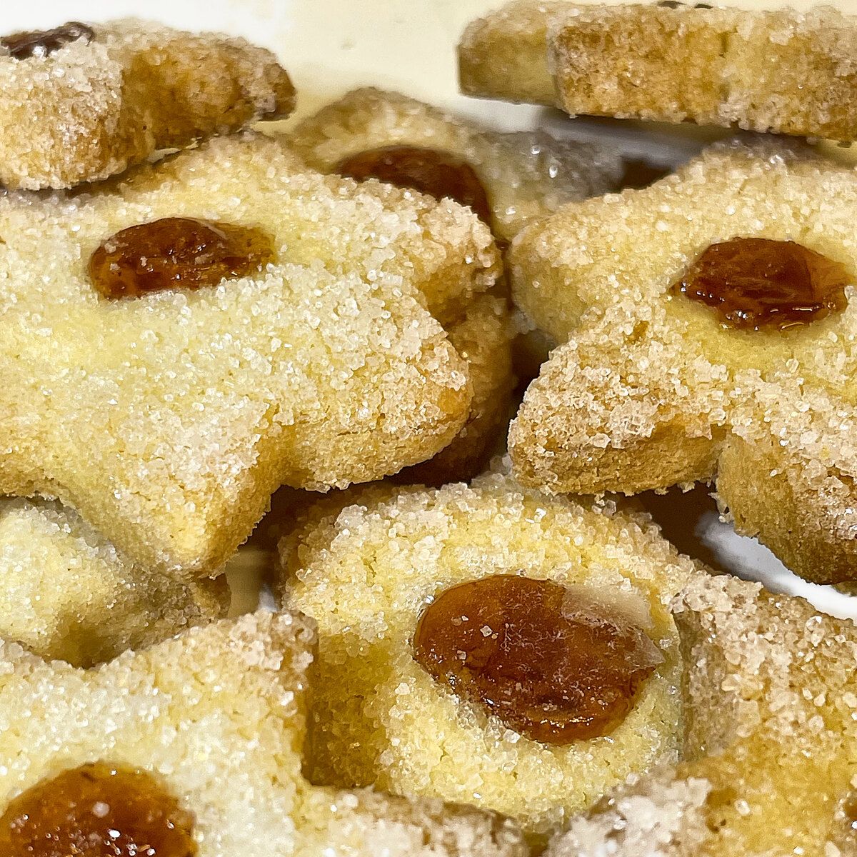 Biscotti a stella con marmellata