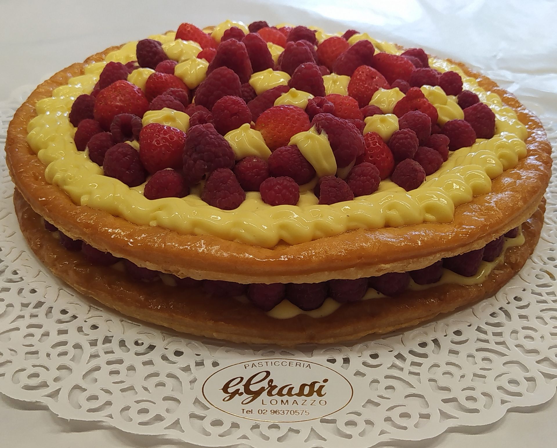 Crostata di frutta con lamponi e fragole